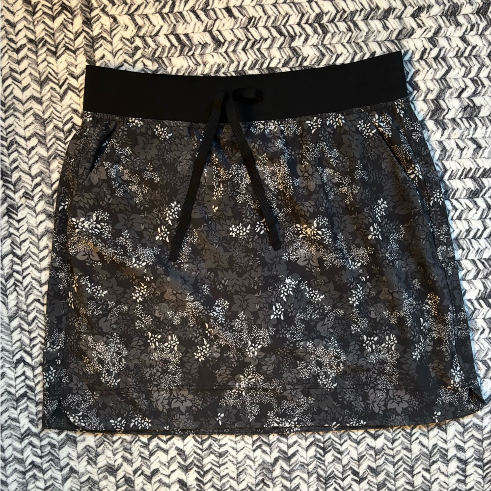 Sporty Black and Gray Floral Tennis Skort Women’s Small with Sun Protection